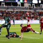 Federico Viñas realiza una chilena durante el partido de semifinales de la Leagues Cup entre el Toluca FC y el Club León en el Shell Energy Stadium de Houston, Texas, el 2 de septiembre de 2026.