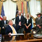 Donald Trump pronuncia un discurso antes de firmar órdenes ejecutivas relacionadas con el procesamiento de carne de res y los ganaderos
