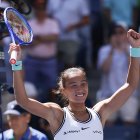 La china Qinwen Zheng celebra su victoria sobre la polaca Iga Swiatek en su partido de octavos de final del torneo individual femenino de tenis, disputado el noveno día del US Open en el Centro Nacional de Tenis USTA Billie Jean King de Nueva York, el 7 de septiembre de 2026.