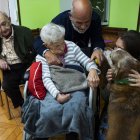 Una anciana de la residencia San Cipriano, en Soto de la Marina (Cantabria, España), acaricia a Miko el 16 de enero durante una de las visitas terapéuticas que la residencia incluye entre sus actividades.