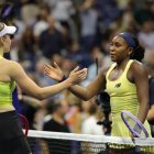 La kazaja Elena Rybakina se acerca para abrazar a la estadounidense Coco Gauff tras su partido de semifinales de individuales femeninos, disputado el duodécimo día del torneo de tenis del US Open en el Centro Nacional de Tenis Billie Jean King de la USTA, en la ciudad de Nueva York, el 10 de septiembre de 2026.