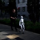 Un robot humanoide alejándose tras una manifestación que pedía la regulación del desarrollo de la inteligencia artificial en Varsovia el 7 de septiembre de 2026.