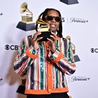 Lil Durk posa en la sala de prensa con el Grammy a la Mejor Interpretación de Rap Melódico por «All My Life» durante la 66.ª edición de los Premios Grammy, celebrada en el Crypto.com Arena de Los Ángeles el 4 de febrero de 2024.