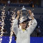 La kazaja Elena Rybakina levanta el trofeo de campeona tras ganar la final individual femenina de tenis contra la bielorrusa Aryna Sabalenka.