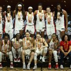 La selección de Estados Unidos de baloncesto femenino posa después de la ceremonia de premiación del Mundial de la FIBA.