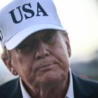 El presidente Donald Trump habla con los medios de comunicación antes de abordar el Air Force One para partir del aeropuerto de Shannon, en el oeste de Irlanda, el 13 de septiembre.
