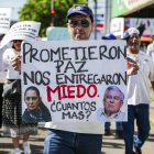 Un manifestante sostiene una pancarta que dice "Prometieron paz. Nos entregaron miedo" durante la Marcha por la Paz en Culiacán.