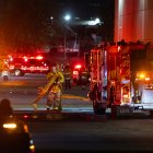 Los servicios de emergencia intervienen en el lugar de los hechos tras el accidente de un helicóptero de un canal de noticias en Chatsworth, un barrio de las afueras de Los Ángeles (California), el 15 de septiembre de 2026. Tres personas fallecieron y otra fue hospitalizada después de que el helicóptero se estrellara entre dos edificios comerciales y se incendiara al instante, según el Cuerpo de Bomberos de Los Ángeles.