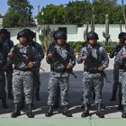 Oficiales de la Guardia Nacional Mexicana permanecen en formación