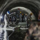 El ejército nepalí lleva a cabo una operación de búsqueda y rescate dentro del túnel de la central hidroeléctrica de Chilime