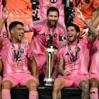 Lionel Messi (n.º 10), levanta el trofeo junto a sus compañeros de equipo tras vencer al Cruz Azul de México
