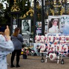 Personas se reúnen para rendir homenaje en el aniversario de la muerte de la princesa Diana