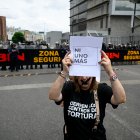 Una manifestante frente a la sede del SEBIN en Caracas, en mayo de 2026.