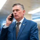 El senador estadounidense Martin Heinrich (demócrata por Nuevo México) habla por teléfono mientras se dirige a votar la Ley Laken Riley en el Capitolio de Estados Unidos, en Washington, D.C., el 9 de enero de 2025. La Ley Laken Riley —que prevé la detención de inmigrantes indocumentados acusados de delitos relacionados con el robo— recibe su nombre de una estudiante de 22 años asesinada por un venezolano indocumentado que era buscado por hurto en tiendas.