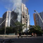 Bomberos sofocan un incendio en un edificio administrativo tras un ataque con drones rusos