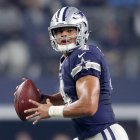 Dak Prescott, quarterback de los Dallas Cowboys, en acción durante el partido de fútbol americano de la NFL entre los Dallas Cowboys y los Washington Redskins, celebrado el 24 de noviembre de 2016 en el AT&T Stadium de Arlington, Texas, EE. UU.