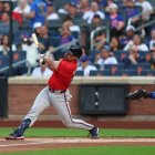 El jugador de los Atlanta Braves, Drake Baldwin (30), batea un sencillo durante la primera entrada del partido de béisbol contra los New York Mets en el Citi Field de Corona, Nueva York, el 14 de agosto de 2025.