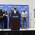 La abogada Liza Park (izquierda), Elmore Wonsley y su esposa Christine Wonsley, padres de Nolan Xavier Wells, y el presidente de la NAACP, Derrick Johnson, observan mientras el abogado especializado en derechos civiles y daños personales Ben Crump interviene durante una rueda de prensa celebrada en el marco de la 117.ª Convención Nacional de la NAACP en el McCormick Place de Chicago, Illinois, el 22 de julio de 2026. Crump dio a conocer las conclusiones preliminares de una autopsia independiente realizada por encargo de la familia Wells. Wells, un estudiante universitario de Misisipi de 18 años, fue hallado muerto tras una excursión en barco con amigos el 4 de julio.
