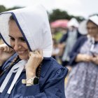 Una mujer vestida con el atuendo tradicional voortrekker reacciona mientras los afrikáneres se reunieron en Pretoria, en 2025.