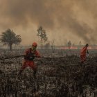 Un grupo de bomberos sofocan un incendio en el sur de Asia (Archivo)