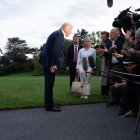El presidente Trump conversando con los medios de comunicación en los jardines de la Casa Blanca.