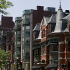 Edificios históricos de ladrillo bordean una calle en el barrio de Back Bay en Boston