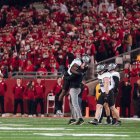 El entrenador jefe de Oregón, Dan Lanning, celebra con su equipo mientras los Oregon Ducks sentencian el partido con una intercepción en los últimos compases del cuarto cuarto contra los Wisconsin Badgers en el estadio Camp Randall de Madison, Wisconsin, el 16 de noviembre de 2024.