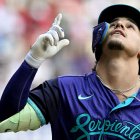 Nolan Arenado, número 28 de los Arizona Diamondbacks, celebra tras anotar una carrera durante el partido de la MLB World Tour Series de Ciudad de México entre los San Diego Padres y los Arizona Diamondbacks, disputado en el Estadio Alfredo Harp Helu de Ciudad de México el 25 de abril de 2026.