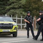 Agentes de policía armados montan guardia en un control de carretera situado en una de las entradas de la base de la RAF Fairford, en Fairford, al suroeste de Inglaterra, el 27 de septiembre de 2026, mientras la policía antiterrorista del Reino Unido investiga un incidente ocurrido cerca de la base, en la localidad de Whelford. El 27 de septiembre, la policía británica declaró un incidente grave y evacuó a los vecinos que vivían cerca de una base utilizada por la Fuerza Aérea de los Estados Unidos tras detener a varios hombres como sospechosos de delitos relacionados con explosivos.