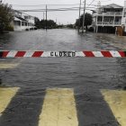 Una carretera está cerrada tras fuertes lluvias e inundaciones en Ocean City, Nueva Jersey