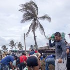 Los vecinos colocan sacos de arena como barrera protectora contra las fuertes olas generadas por el huracán Polo en Playa Azul, en Lázaro Cárdenas, estado de Michoacán (México), el 24 de septiembre de 2026. El huracán Polo alcanzó la categoría máxima el 22 de septiembre en el Pacífico mexicano; aunque no se prevé que toque tierra, sí se esperan fuertes lluvias. Polo pasó de la categoría 1 a la categoría 5 en la escala de Saffir-Simpson en menos de 24 horas.
