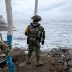 Un soldado del Ejército mexicano en la costa durante la emergencia provocada por el huracán Polo