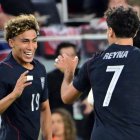 El delantero estadounidense n.º 19, Julian Hall (izquierda), celebra con su compañero, el centrocampista estadounidense n.º 07, Giovanni Reyna, tras marcar el segundo gol de su equipo durante el partido amistoso internacional de fútbol entre Estados Unidos y Chile, disputado en el Energizer Park de San Luis, Misuri, el 29 de septiembre de 2026.