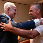 El primer ministro israelí, Benjamin Netanyahu, da la bienvenida a Yaniv Hayun, uno de los pasajeros israelíes que ayudó a reducir al presunto atacante a bordo del vuelo FZ1073 de flydubai, en el Aeropuerto Internacional Ben-Gurión, el 30 de septiembre de 2026.
