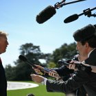 El presidente Trump hablando con la prensa, en la Casa Blanca, este 1 de octubre.