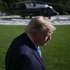 Donald Trump declarando a la prensa desde la Casa Blanca, este 5 de octubre.