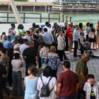 Varias personas hacen fila frente al Tribunal de Inmigración de Miami, en Miami, Florida, el 3 de septiembre de 2026.