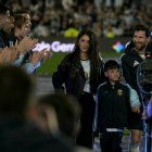 Lionel Messi (n.º 10), su esposa Antonela Roccuzzo y su hijo Ciro abandonan el campo de juego