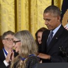 (ARCHIVO) El presidente Barack Obama, entrega a la matemática e informática Margaret Hamilton la Medalla Presidencial de la Libertad, la más alta distinción civil del país, durante una ceremonia en honor a 21 galardonados, celebrada en el Salón Este de la Casa Blanca, en Washington, D. C., el 22 de noviembre de 2016. Hamilton, que dirigió el desarrollo del sistema informático utilizado por el programa lunar Apolo de la NASA, ha fallecido a los 90 años, según anunció el 7 de octubre de 2026 el Instituto Tecnológico de Massachusetts (MIT), donde trabajó durante casi veinte años.