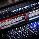 El logotipo del FBI y el sitio web Shinyhunters en la dark web, donde el grupo de hackers afirma haber hackeado al FBI (Ilustración)