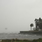 Una casa resulta dañada por el huracán Isaias en Pensacola, Florida/ RONALDO SCHEMIDT