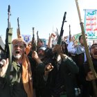 Partidarios de las autoridades hutíes exhiben sus armas durante una protesta contra la intervención saudí en Yemen