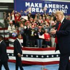 Donald Trump aplaude mientras abandona el escenario tras intervenir en un mitin de campaña en Alaska