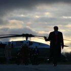 El presidente estadounidense Donald Trump camina para abordar el Air Force One