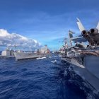 El portaaviones de la clase Nimitz USS Theodore Roosevelt (CVN 71) lleva a cabo una operación de reabastecimiento en el mar con el buque de reabastecimiento de la flota de la clase Henry J. Kaiser USNS Guadalupe (T-AO 200), en el centro, y el crucero lanzamisiles de la clase Ticonderoga USS Chosin (CG 65) en el océano Pacífico, durante el ejercicio «Rim of the Pacific 2026», el 12 de julio de 2026. Treinta países, 30 buques, cinco submarinos, 15 fuerzas terrestres nacionales, más de 190 aeronaves y más de 30 000 efectivos participan en el RIMPAC en las islas de Hawái y sus alrededores, del 24 de junio al 31 de julio. El RIMPAC, el mayor ejercicio marítimo internacional del mundo, ofrece una oportunidad de entrenamiento única, al tiempo que fomenta y mantiene las relaciones de cooperación entre los participantes, fundamentales para garantizar la seguridad de las rutas marítimas y la seguridad en los océanos del mundo. El RIMPAC 2026 es el trigésimo ejercicio de la serie que comenzó en 1