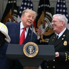 Donald Trump junto a Steve Hirsch en la Casa Blanca/ Jim WATSON
