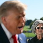 Susie Wiles (derecha), observa mientras el presidente de Estados Unidos, Donald Trump
