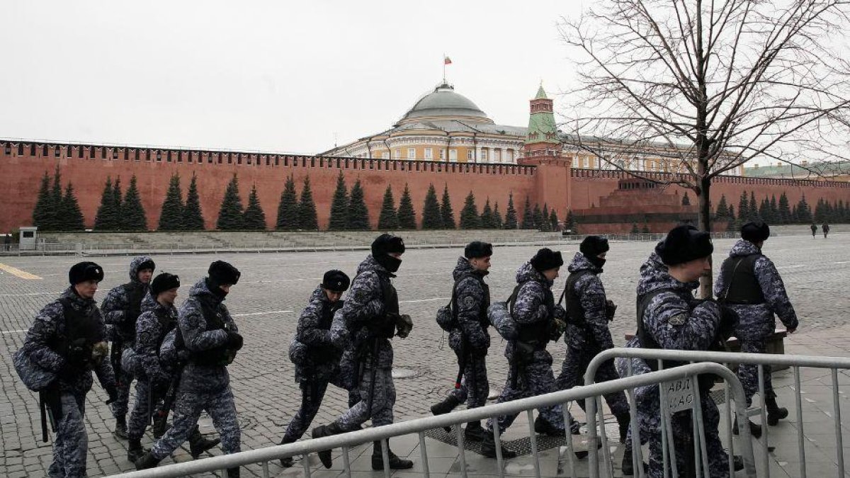 Militares rusos patrullan frente al Kremlin