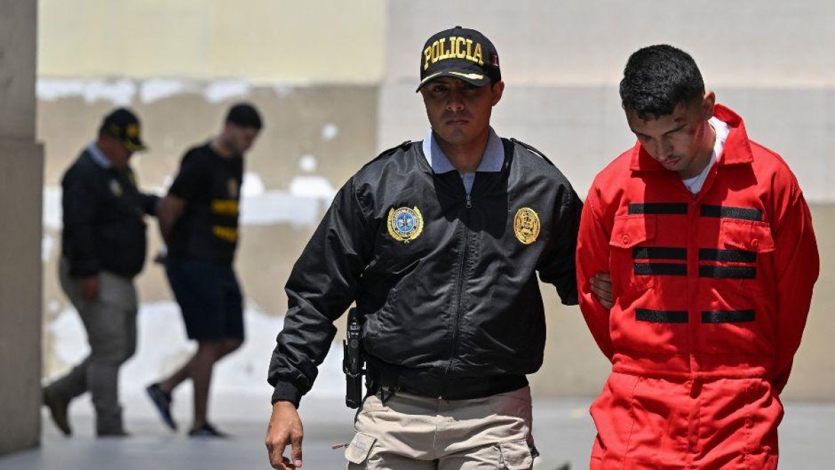 Un miembro del Tren de Aragua capturado por la Policía de Perú. (Cris BOURONCLE / AFP)