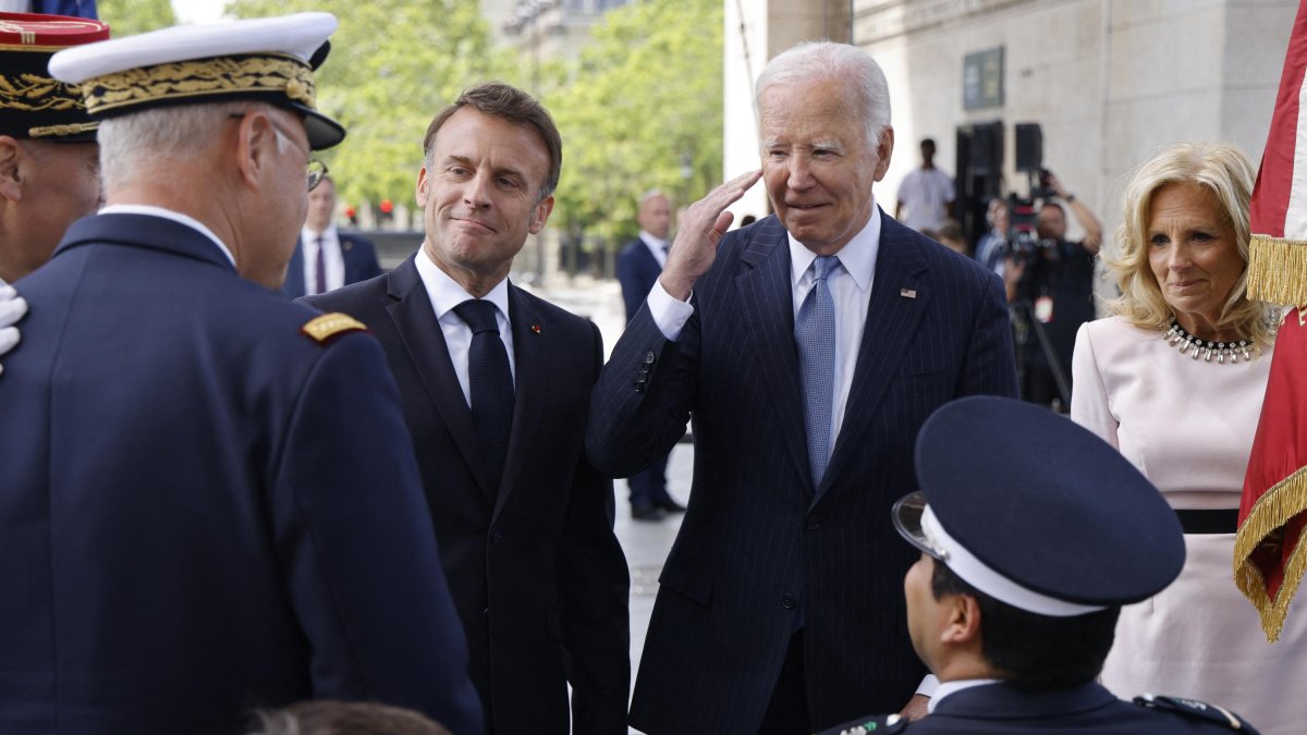 French President Emmanuel Macron (l), President Joe Biden (c) and Jill Biden (r).